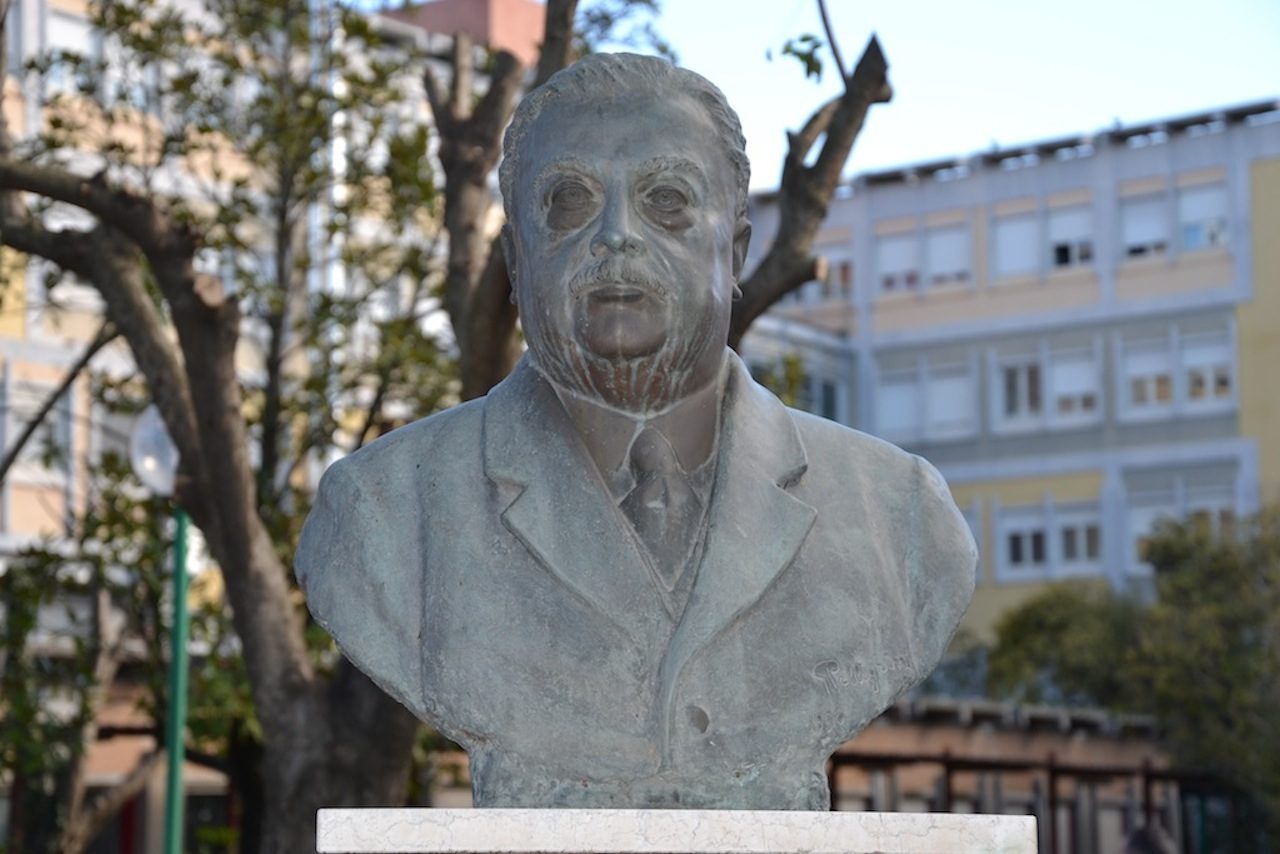 Bust of Rummo in the park of the hospital 2.JPG